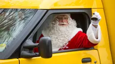 Pria berpakaian Santa Claus mengendarai mobil pos usai menerima surat dari anak - anak, Desa Himmelpfort, Jerman, (10/11/2015). Deutsche Post membuka layanan resmi bagi anak - anak yang ingin mengirim surat kepada Santa Claus. (REUTERS/Hannibal Hanschke)