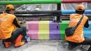 Pasukan oranye atau PPSU melakukan pengecatan jembatan layang dengan warna-warna ceria di Kampung Makasar, Jakarta, Kamis (26/7).  Pengecatan dilakukan guna mempercantik dan menyambut Asian Games 2018 pada Agustus mendatang.  (Liputan6.com/Faizal Fanani)