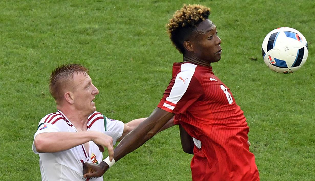 3. David Alaba (Austria), dengan rambut keriting yang bagian atas dicat pirang membuat penampilan bek Bayern Munchen ini terlihat menyolok. (AFP/Georges Gobet) 