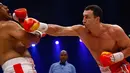Sebuah pukulan keras oleh Wladimir Klitschko tepat mendarat di wajah Alex Leapai, membuat Alex limbung,  Jerman, Sabtu (26/4/2014) (Reuters/ Kai Pfaffenbach).