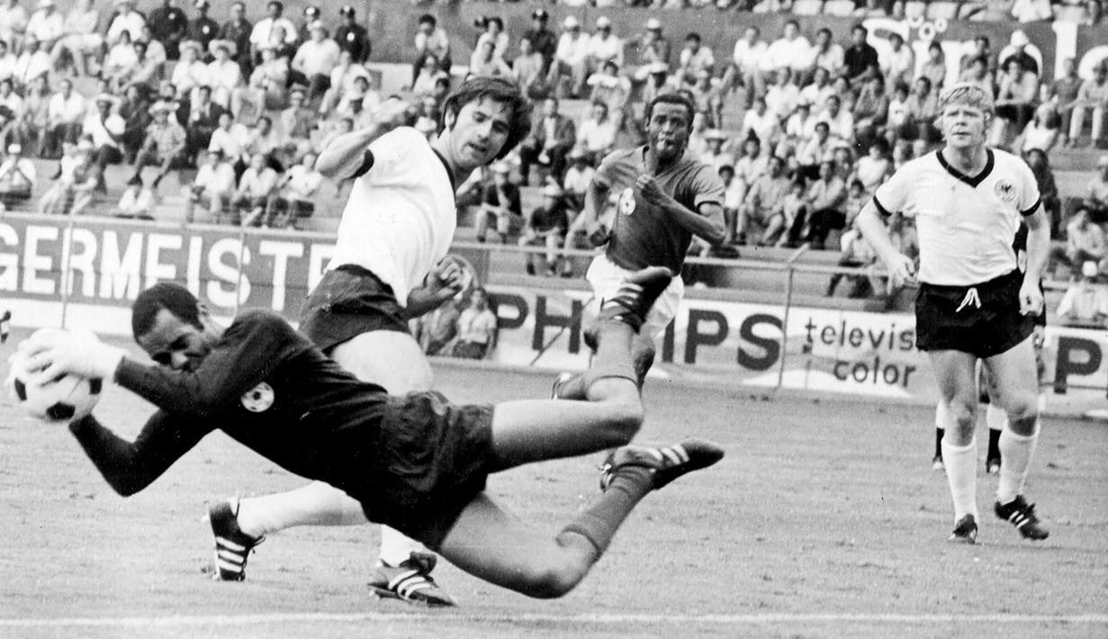 Gerd Mueller. Eks striker Timnas Jerman Barat yang belum lama wafat pada 15 Agustus 2021 dalam usia 75 tahun ini total mencetak 10 gol saat menjadi top skor pada Piala Dunia 1970 di Meksiko. Jerman Barat pun dibawanya finis di peringkat ketiga setelah menang 1-0 atas Uruguay di laga perebutan tempat ketiga. Dari 6 laga, ia hanya absen mencetak gol di laga perebutan tempat ketiga. Ketajamannya dibuktikan di fase grup dengan membuat 2 kali hattrick saat menang 5-2 atas Bulgaria dan kala menang 3-1 atas Peru. (AFP/Staff)