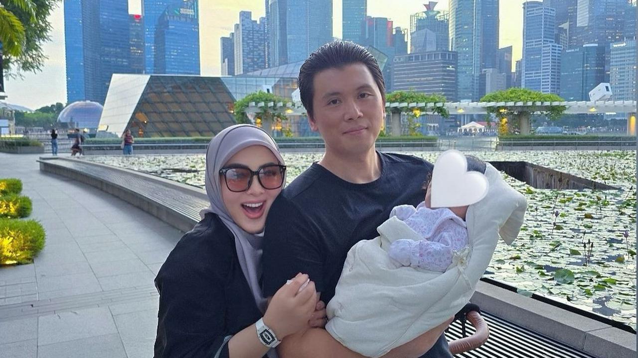 Definisi Cetar Membahana, Ini Beberapa Potret Outfit Syahrini saat Jalan-Jalan Bareng Anak - No Dasteran Club