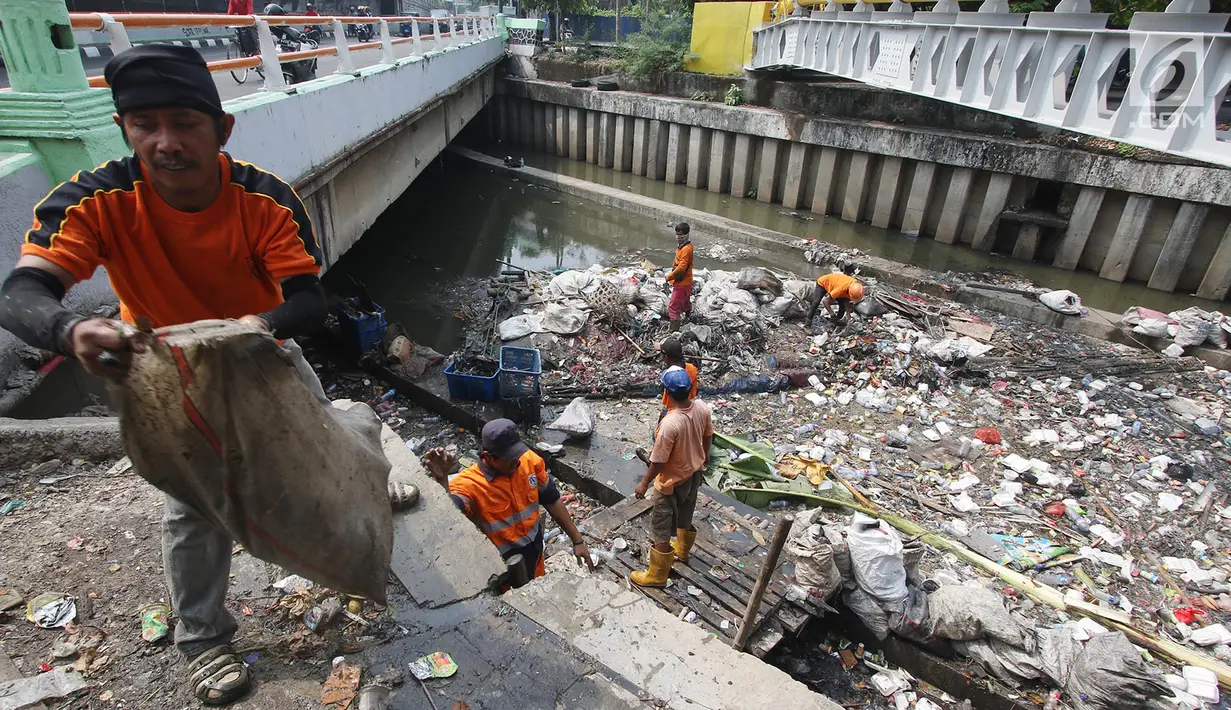 Petugas PPSU membersihkan sampah yang menumpuk di Kali Cideng, Jakarta Pusat, Senin (11/9). Minimnya kesadaran warga dalam membuang sampah dan menjaga lingkungan mengakibatkan sampah kembali menumpuk di kali tersebut. (Liputan6.com/Immanuel Antonius)