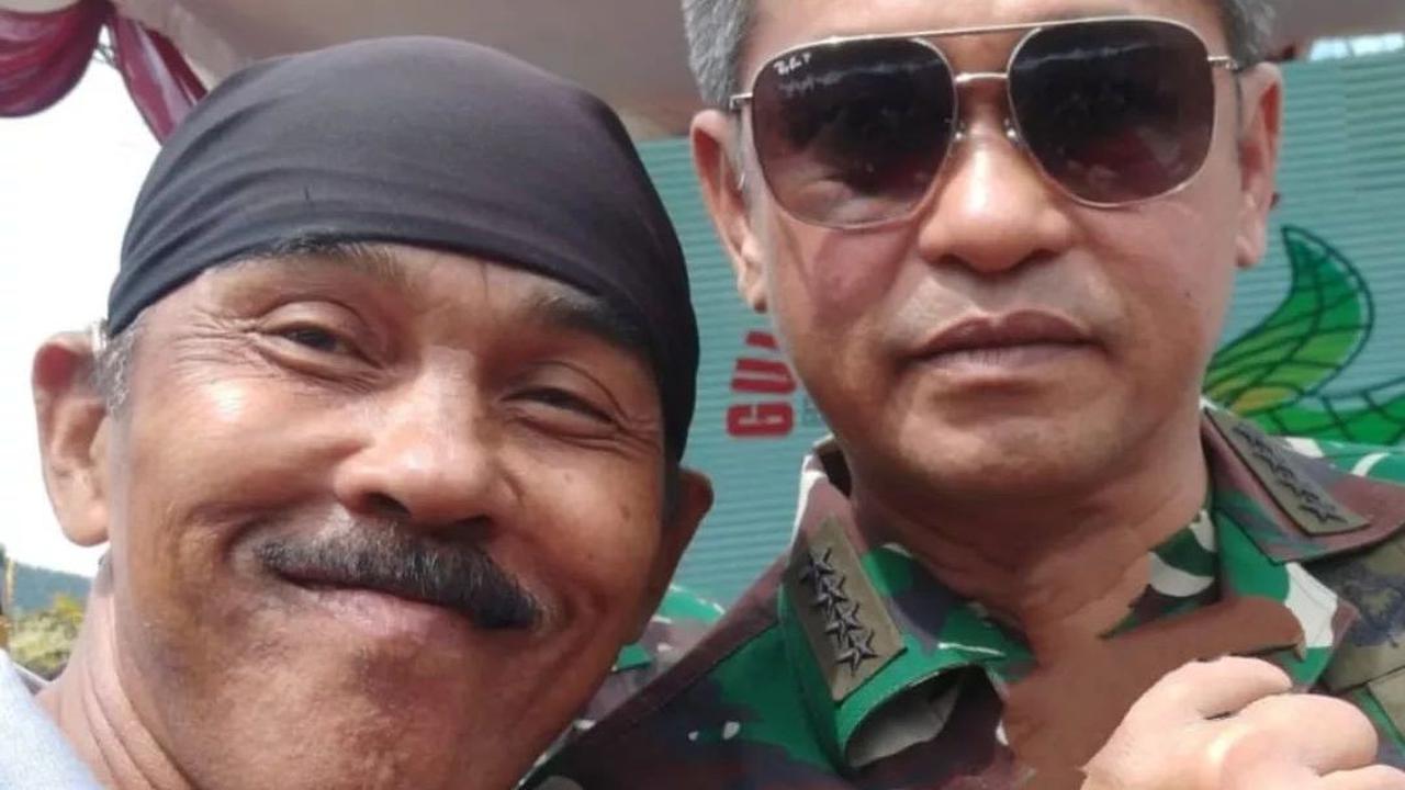 Selain itu, Maruli juga begitu terlihat gagah dengan kacamata hitam yang dikenakan.