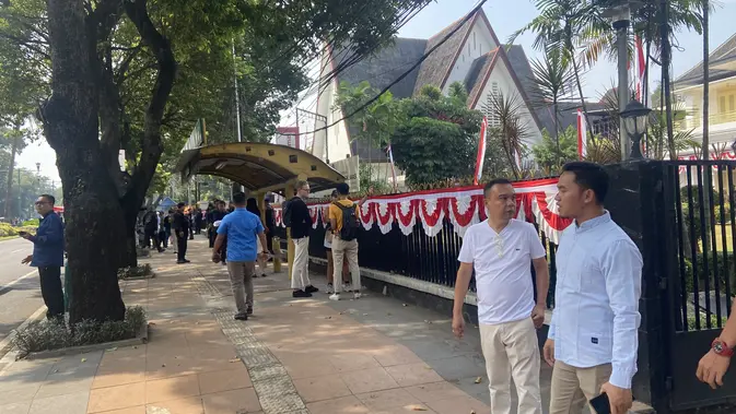 Ketua DPP Partai Gerindra Sufmi Dasco Ahmad sudah berada di Museum Naskah Proklamasi menunggu kedatangan Ketum Gerindra Prabowo Subianto. (Liputan6.com/Muhammad Radityo Priyasmoro)
