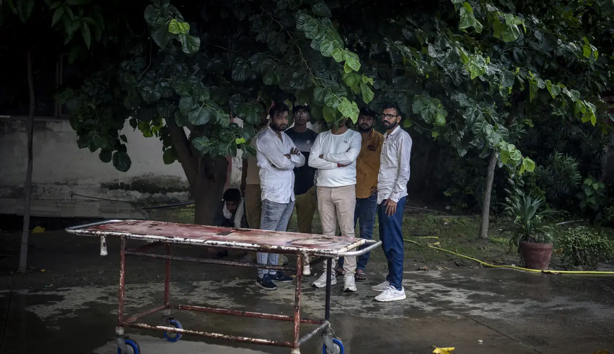 Pihak berwenang India memberlakukan jam malam, menangguhkan layanan internet dan mengerahkan ribuan pasukan paramiliter pada hari Selasa ke beberapa bagian negara bagian Haryana utara setelah bentrokan komunal yang mematikan menyebar ke Gurugram, sebuah kota di luar ibu kota, New Delhi.  (AP Photo/Altaf Qadri)