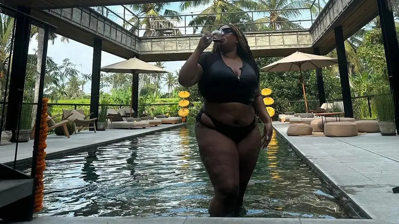 Lizzo sedang liburan di Bali (https://www.instagram.com/p/C_ELsVfh7K3/?img_index=1)