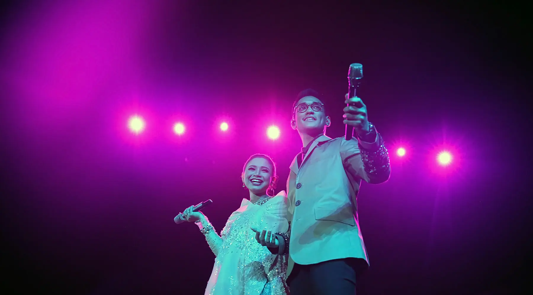 Rossa dan Afgan di The Journey of 21 Dazzling Years Concert. (Bambang E. Ros/Bintang.com)