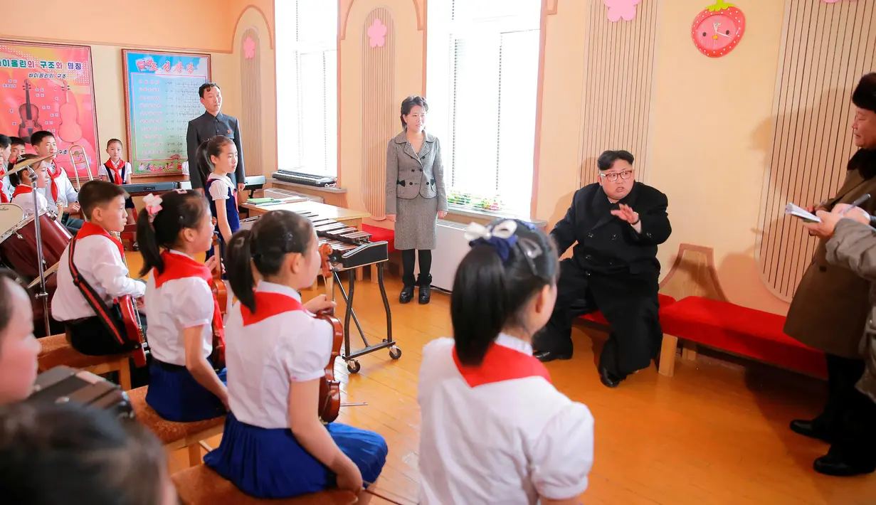 Pemimpin Korea Utara,Kim Jong-un memberi penjelasan kepada para anak sekolah saat pelajaran musik di Samjiyon (28/11). (REUTERS/KCNA)