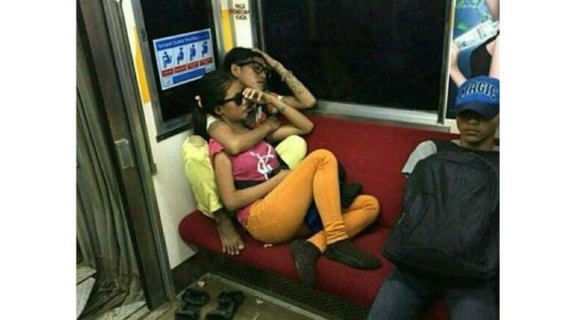 6 Kelakuan Kocak saat di Dalam Kereta Api Ini Bikin Ketawa