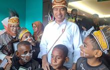 VIDEO: Momen Spesial Jokowi Ditarik 2600 Pelajar, Ikut Menari Tarian Kolosal Papua