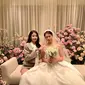 IU menghadiri pernikahan Jiyeon T-Ara dan memberikan tiara sebagai hadiah pernikahan. (dok. Instagram @jiyeon2__/https://www.instagram.com/p/CmDhpGwvtYJ/?igshid=NDk5N2NlZjQ%3D/Dinny Mutiah)