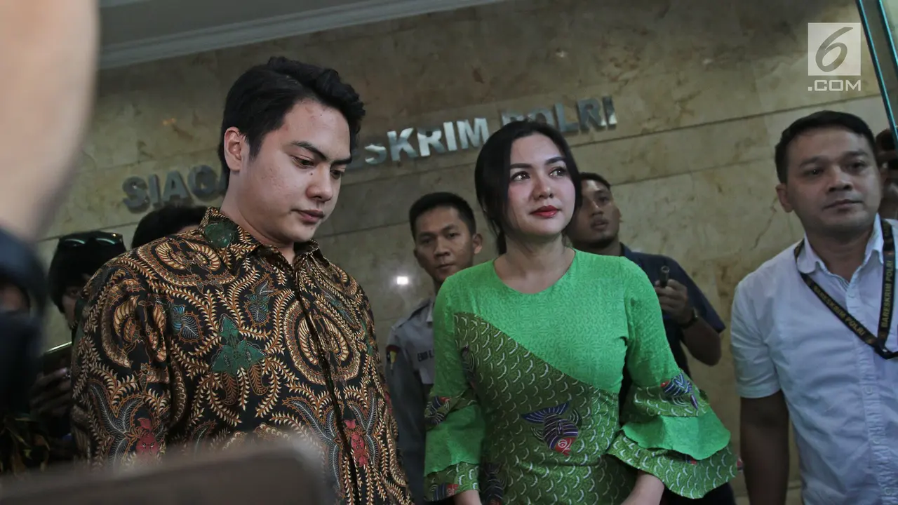 Naik Mobil Mewah Putih, Vicky Shu Jalani Pemeriksaan di Bareskrim