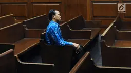 Panitera pengganti PN Jakarta Selatan, Tarmizi menanti waktu sidang putusan di Pengadilan Tipikor, Jakarta, Senin (12/3). Tarmizi terbukti menerima suap dan dijatuhi hukuman 4 tahun penjaradan denda Rp 200 juta. (Liputan6.com/Helmi Fithriansyah)