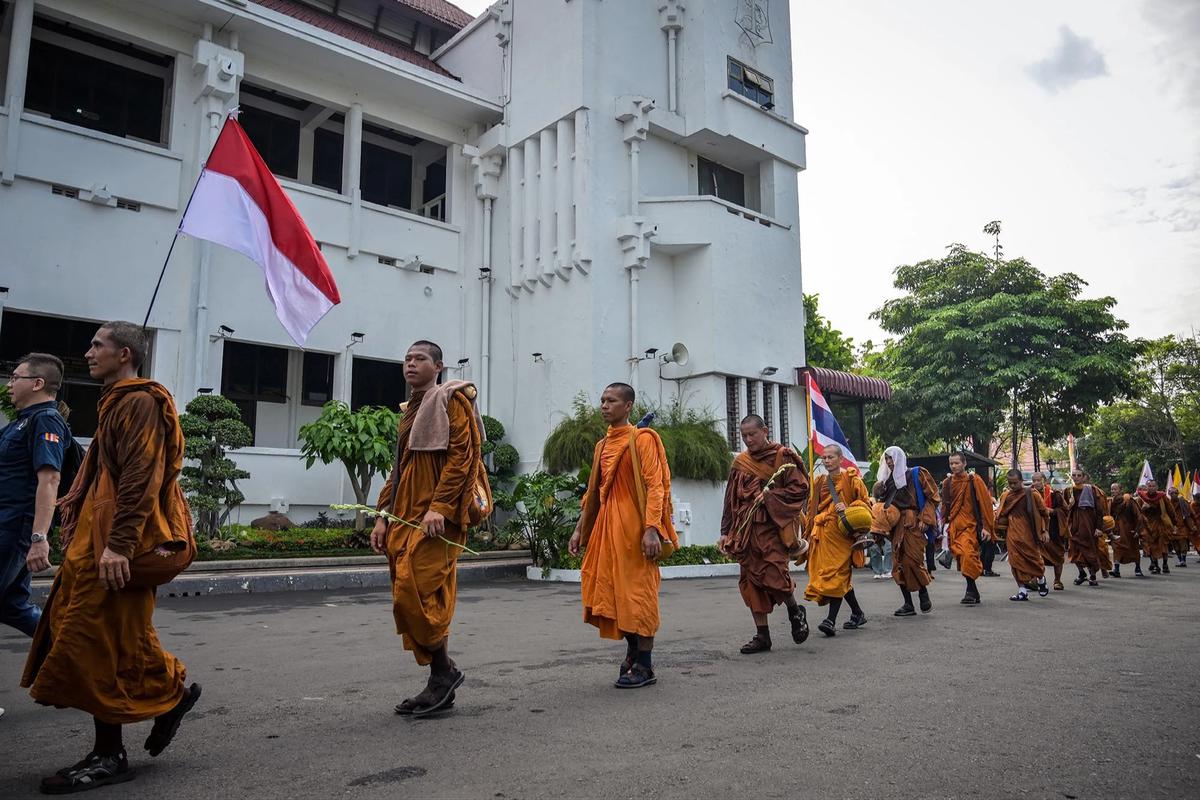 FOTO: Biksu Empat Negara Jalan Kaki Menuju Borobudur Suarakan Perdamaian