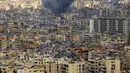 Serangan udara tersebut dilancarkan tak lama setelah militer Israel memaksa warga Lebanon di Beirut selatan untuk mengevakuasi diri. (Foto oleh AFP)