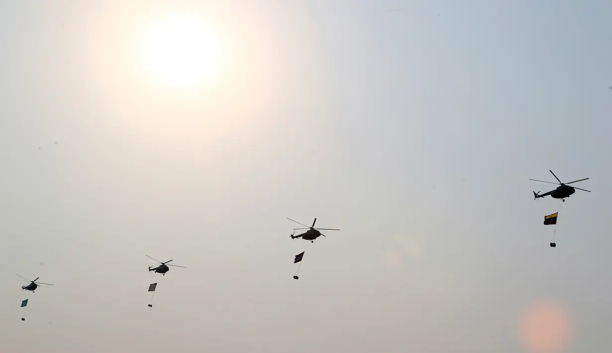 Helikopter militer Myanmar berpartisipasi pada parade untuk memperingati Hari Angkatan Bersenjata ke-73 di Naypyitaw, Selasa (27/3). Ribuan angkatan bersenjata Myanmar yang dikenal sebagai Tatmadaw mengikuti parade ini. (AP Photo/Aung Shine Oo)