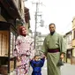 Saat sedang di Kyoto, Jepang, Tengku Wisnu dan Shireen Sungkar serta Adam menyempatkan mengenakan busana orang Jepang. Adem dan Harmonis itulah salah satu komentar dari nitizen melihat keduanya. (Instagram/shireensungkar)