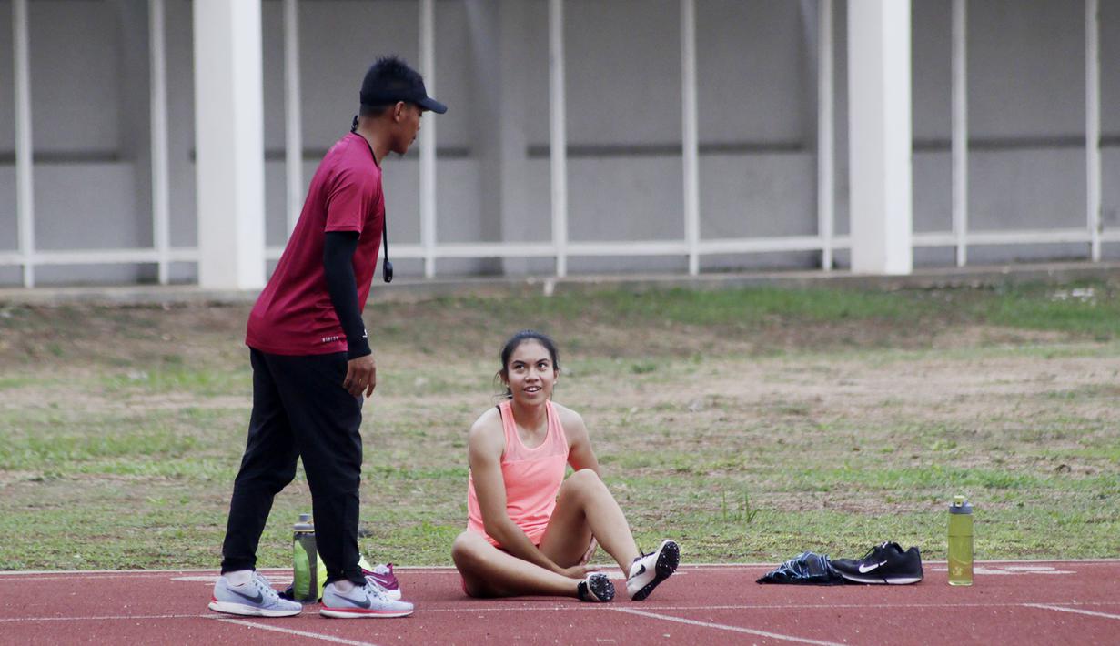 Atlet lari putri Indonesia, Jeany Nuraini, mendengarkan arahan dari pelatih saat latihan di Stadion Madya, Jakarta, Kamis (17/10/2019). Sprinter muda ini akan menjadi salah satu atlet yang akan berlaga di SEA Games 2019. (Bola.com/M Iqbal Ichsan)