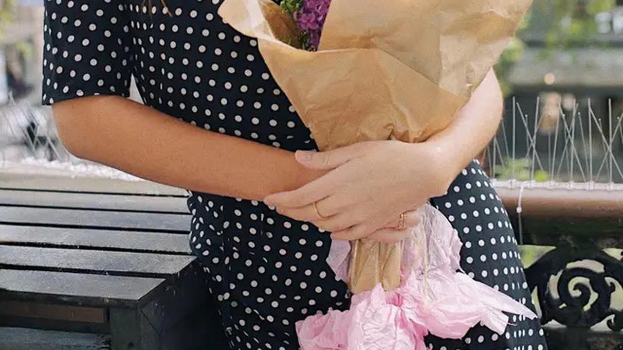 Sesekali, Raisa membagikan potret dirinya dengan gaya rambut berponi di Instagram, meskipun tidak menjadi penampilan sehari-harinya.