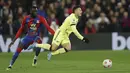 Penyerang Arsenal, Gabriel Martinelli saat dilanggar pemain Crystal Palace, Cheikhou Kouyate pada pertandingan Liga Inggris di stadion Selhurst Park di London, Inggris, Selasa (5/4/2022). Kemenangan Crystal Palace mengantarnya menempati posisi kesembilan dengan raihan 47 poin. (AP Photo/Ian Walton)