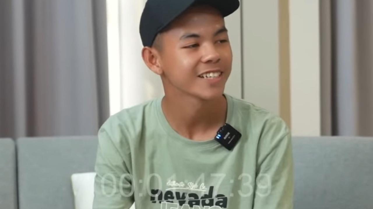 Orang tua Derlin merantau ke Depok sebagai buruh Arang. Kondisi ini membuat Derlin akhirnya harus berani tinggal sendiri.