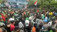 Demo Solidaritas Ojol di Mako Brimob Solo Berujung Ricuh, Massa Merusak Pagar dan Berusaha Masuk