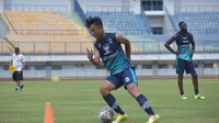Pemain muda Persib Bandung, Dimas Juliono Pamungkas. (Bola.com/Erwin Snaz)
