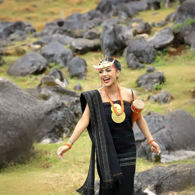 Anggun di Usia 51 Tahun, Kris Dayanti Tampil Memikat dengan Tais Feto Khas Timor Leste