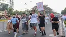 Seorang peserta mengenakan kostum unik saat mengikuti Jakarta Running Festival (JRF) 2026 di kawasan Jalan Jenderal Sudirman, Jakarta, Sabtu (24/10/2026). Beragam kostum nyentrik turut mencuri perhatian dan menambah kemeriahan ajang lari tersebut. (KLY/Budy Santoso)