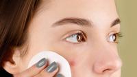 Ilustrasi mengaplikasikan milk cleanser dengan kapas. (Sumber foto: Pexels.com)