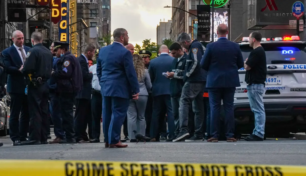 Petugas polisi melakukan pemeriksaan di lokasi penembakan di Times Square di New York, AS (8/5/2021). Penembakan brutal terjadi di kawasan Times Square, dekat West 44th St. dan 7th Ave di New York yang mengakibatkan 3 orang terluka termasuk bocah perempuan berusia 4 tahun. (AFP/Kena Betancur)
