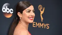 Aktris Bollywood Priyanka Chopra membiarkan rambutnya terikat rapi ketika menghadiri ajang Emmy Awards 2016 di Microsoft Theater, Los Angeles, Minggu (18/9). Priyanka  menyempurnakan penampilannya dengan pulasan lipstik merah. (AFP PHOTO/Robyn Beck)