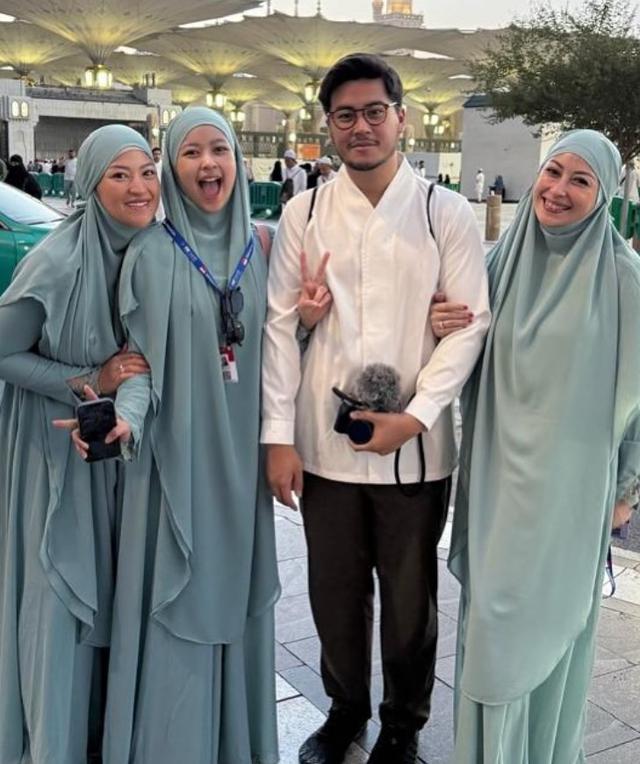 Potret bahagia Annisa Trihapsari umrah bareng anak, ada Danvy Rukmana, cicit keluarga Cendana 