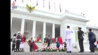 Presiden Jokowi menganugerahkan tanda kehormatan ke tiga prajurit saat HUT ke-77 TNI di Istana Merdeka, Jakarta. (Ist)