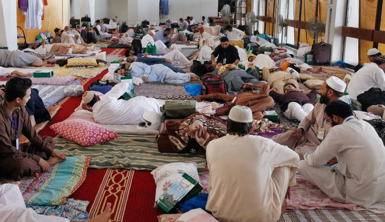 Suasana saat umat muslim itikaf atau berdiam di masjid dan menyembah Allah pada sepuluh hari terakhir Ramadan di Masjid Grand Faisal, Islamabad, Pakistan, Minggu (26/5/2019). Umat muslim terlihat membawa perlengkapan tidur seperti bantal dan selimut untuk menginap di masjid. (AP Photo/Anjum Naveed)