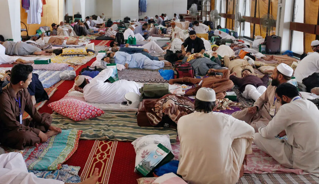 Suasana saat umat muslim itikaf atau berdiam di masjid dan menyembah Allah pada sepuluh hari terakhir Ramadan di Masjid Grand Faisal, Islamabad, Pakistan, Minggu (26/5/2019). Umat muslim terlihat membawa perlengkapan tidur seperti bantal dan selimut untuk menginap di masjid. (AP Photo/Anjum Naveed)