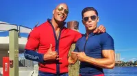 The Rock dan Zac Efron berpose di lokasi syuting Baywatch. (Instagram)