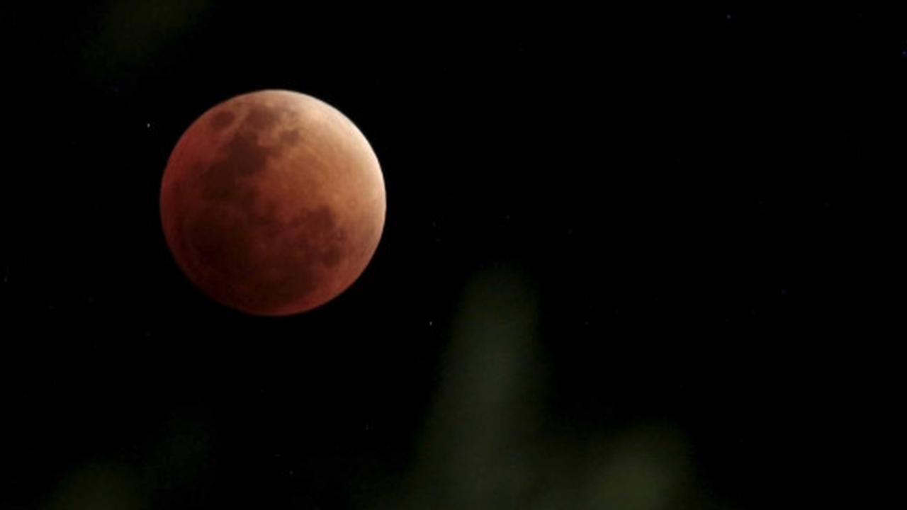 Menyaksikan keindahan fenomena Supermoon 'berdarah'