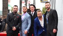 Personel boyband NSYNC Chris Kirkpatrick, Lance Bass, JC Chasez, Joey Fatone dan Justin Timberlake berfoto bersama saat menerima Hollywood Walk of Fame di Los Angeles (30/4). (Jordan Strauss / Invision / AP)