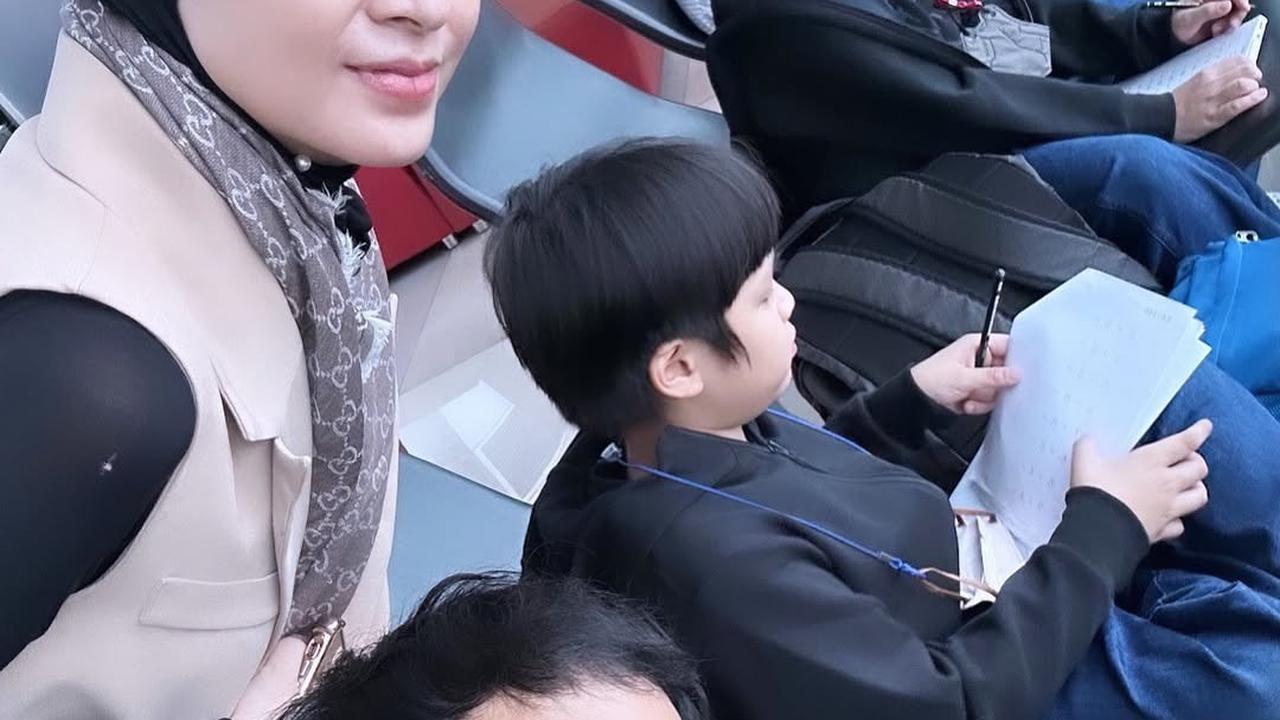 Adi Nugroho dan Donita Bagikan Potret Kedua Anaknya Tetap Mengerjakan Tugas meski Tengah Liburan