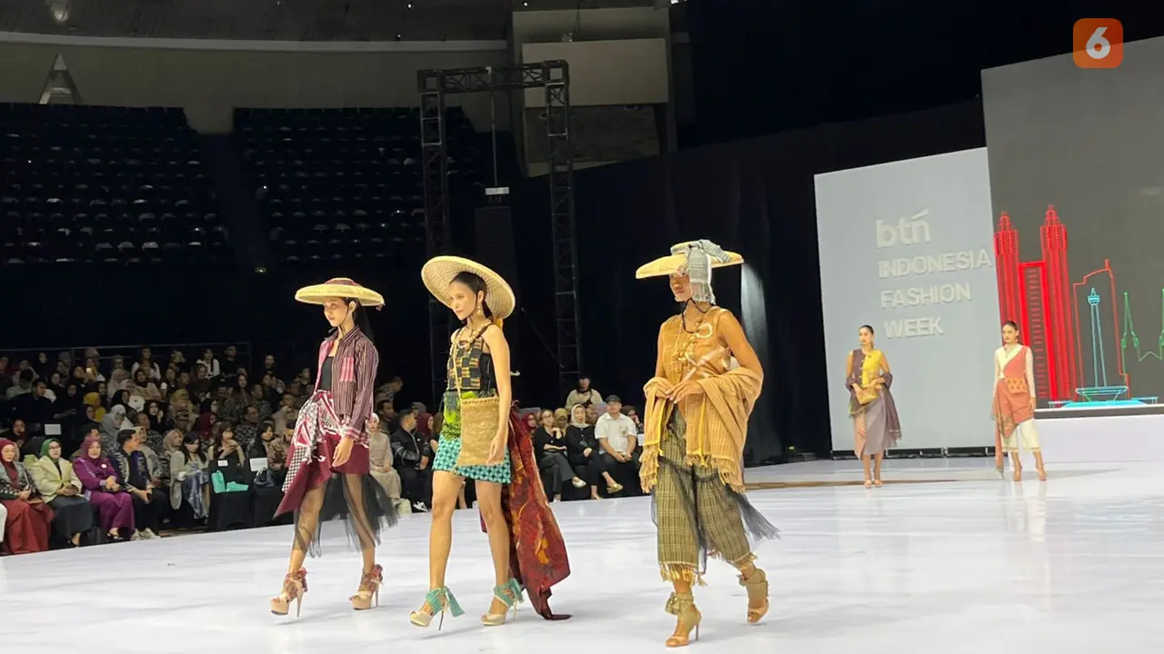 Cantiknya Wastra Tenun Baduy Bergaya Urban di Indonesia Fashion Week 2025