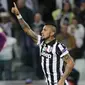 Gelandang Juventus, Arturo Vidal (kanan) merayakan selebrasi usai mencetak gol ke gawang AS Monaco saat 8 besar Liga Champions di Juventus Stadium, Italia, Rabu (15/4/2015). Juvenetus Menang 1-0 atas AS Monaco. (REUTERS/Giorgio Perottino)