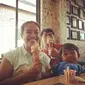 Momen Kulineran Siti Fauziah Pemeran Bu Tejo di Film Tilik. (dok.Instagram @ozie_zie/https://www.instagram.com/p/BlRueh8lUT1/Henry)