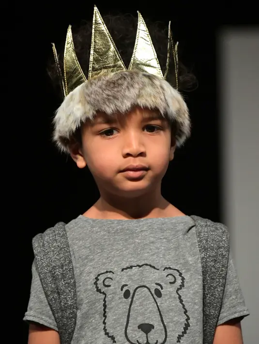 Ekspresi model cilik saat membawakan busana Oh Baby! selama petitePARADE di Children's Club di Jacob Javits Center, New York, AS (9/1). (Mike Coppola/Getty Images for petitePARADE/AFP)