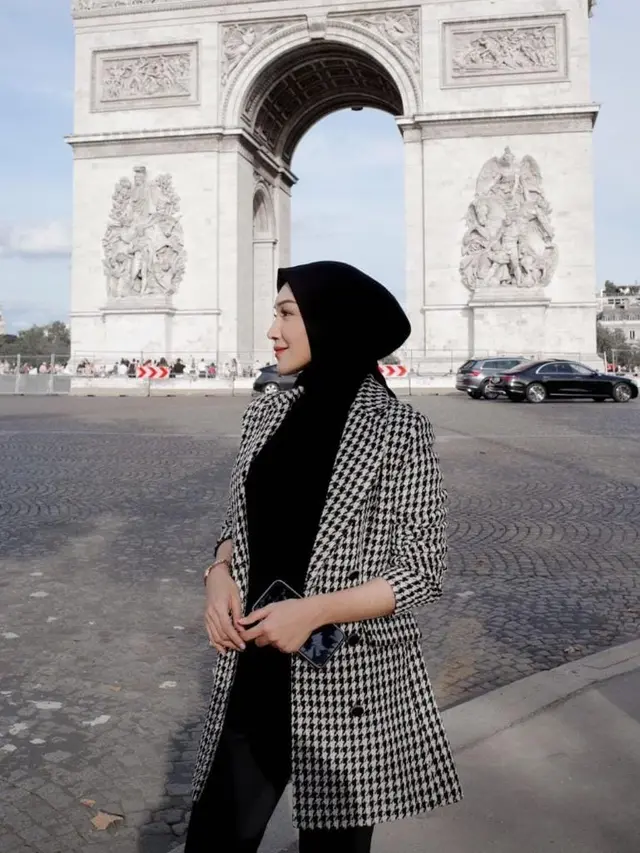 Inspirasi OOTD Melody Prima saat Liburan di Eropa