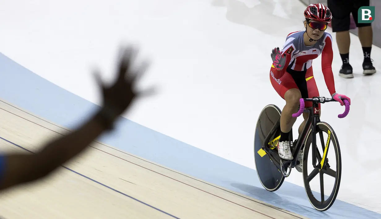 Penonton memberi apresiasi pada Delia Ayustina Priatna asal Indonesia yang bertarung di cabang balap sepeda trek nomor omnium putri pada Asian Games 2018 di Velodrome, Jakarta, Rabu (29/8/2018). (Bola.com/Peksi Cahyo)