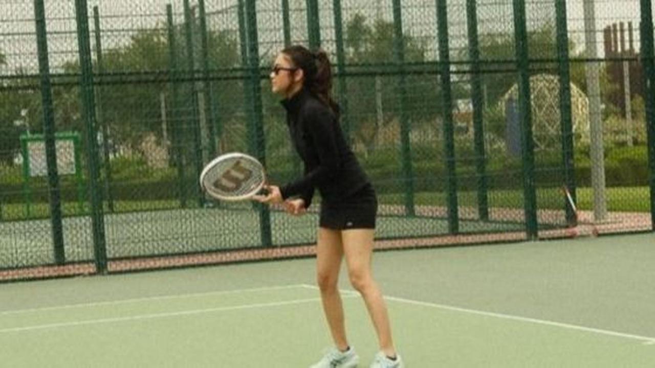 Punya Hobi Olahraga, 8 Foto Azizah Salsha Saat Main Tenis Bareng Suami di Qatar