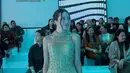 Beby Tsabina tampil ekstra glamor mengenakan halter mini dress berpayet yang dihiasi aksen bulu di bawahnya. [@bebytsabina].