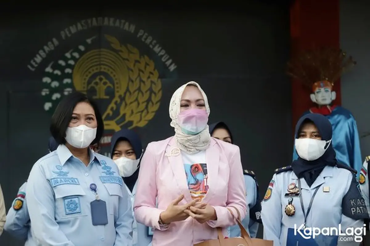 Diwarnai Tangis, Ini 7 Potret Detik-detik Angelina Sondakh Bebas dari Penjara